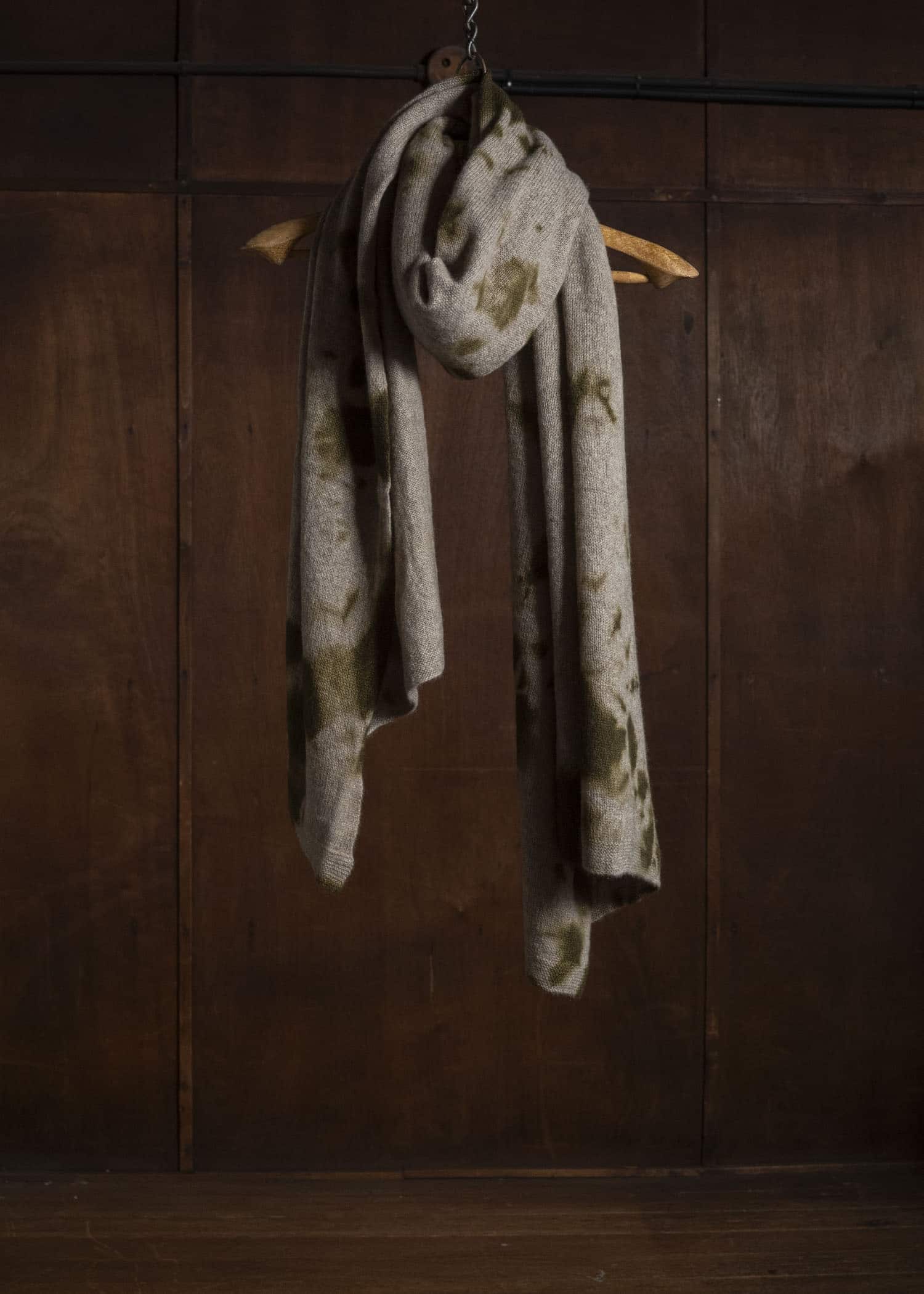 SUZUSAN 0024K-010 Cashmere Knit Shawl madara shibori Olive - light Coffee
