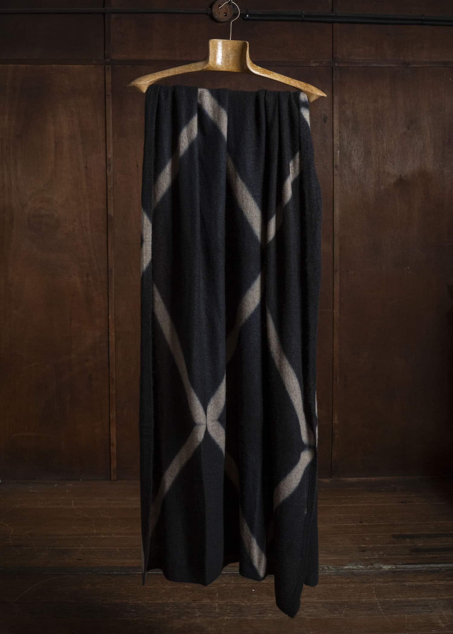 SUZUSAN 0024K-525 Cashmere Knit Shawl itajime shibori X 1065 Black - Light Coffee
