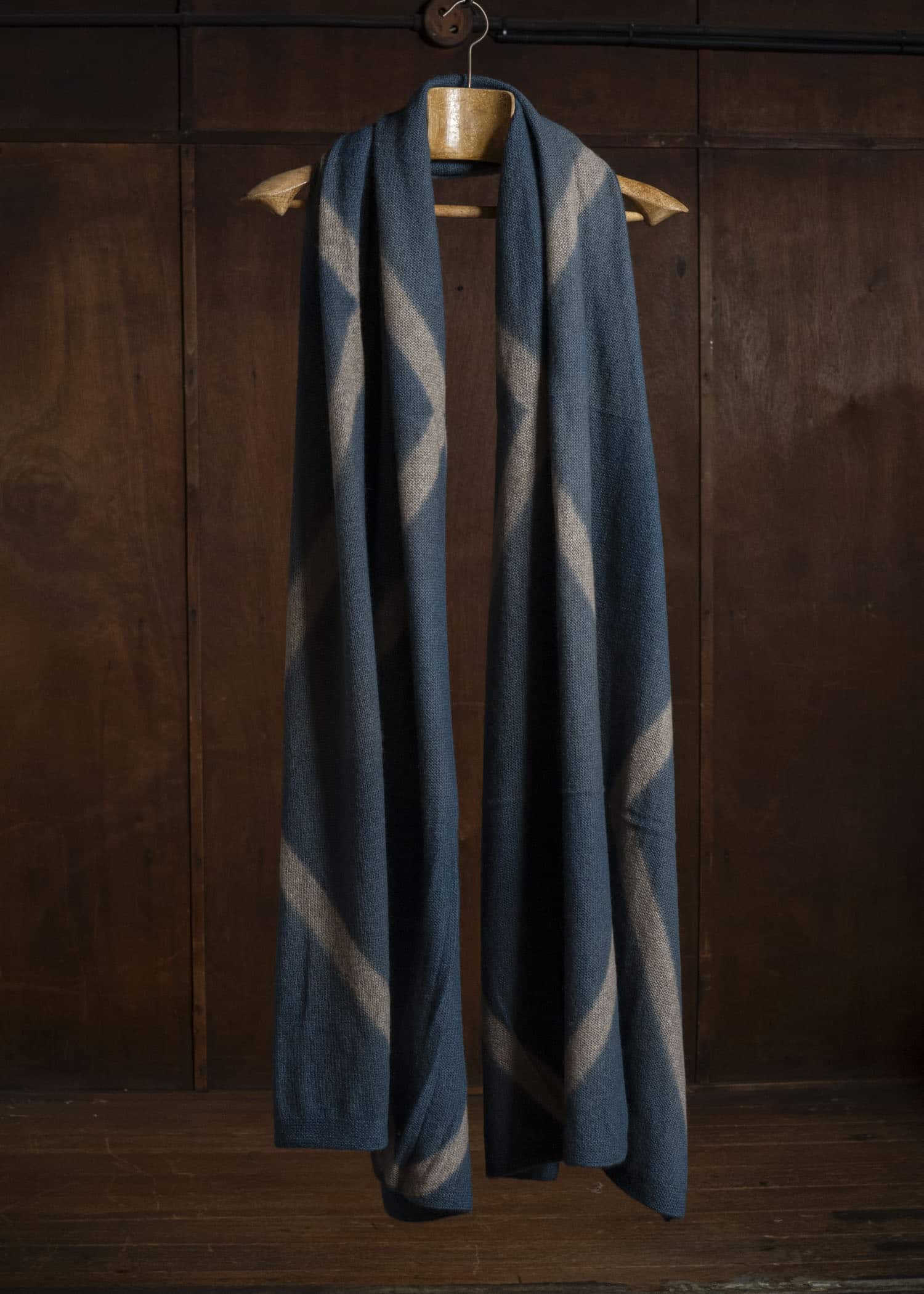 SUZUSAN 0024K-525 Cashmere Knit Shawl itajime shibori X 2265 Dark Blue - Light Coffee