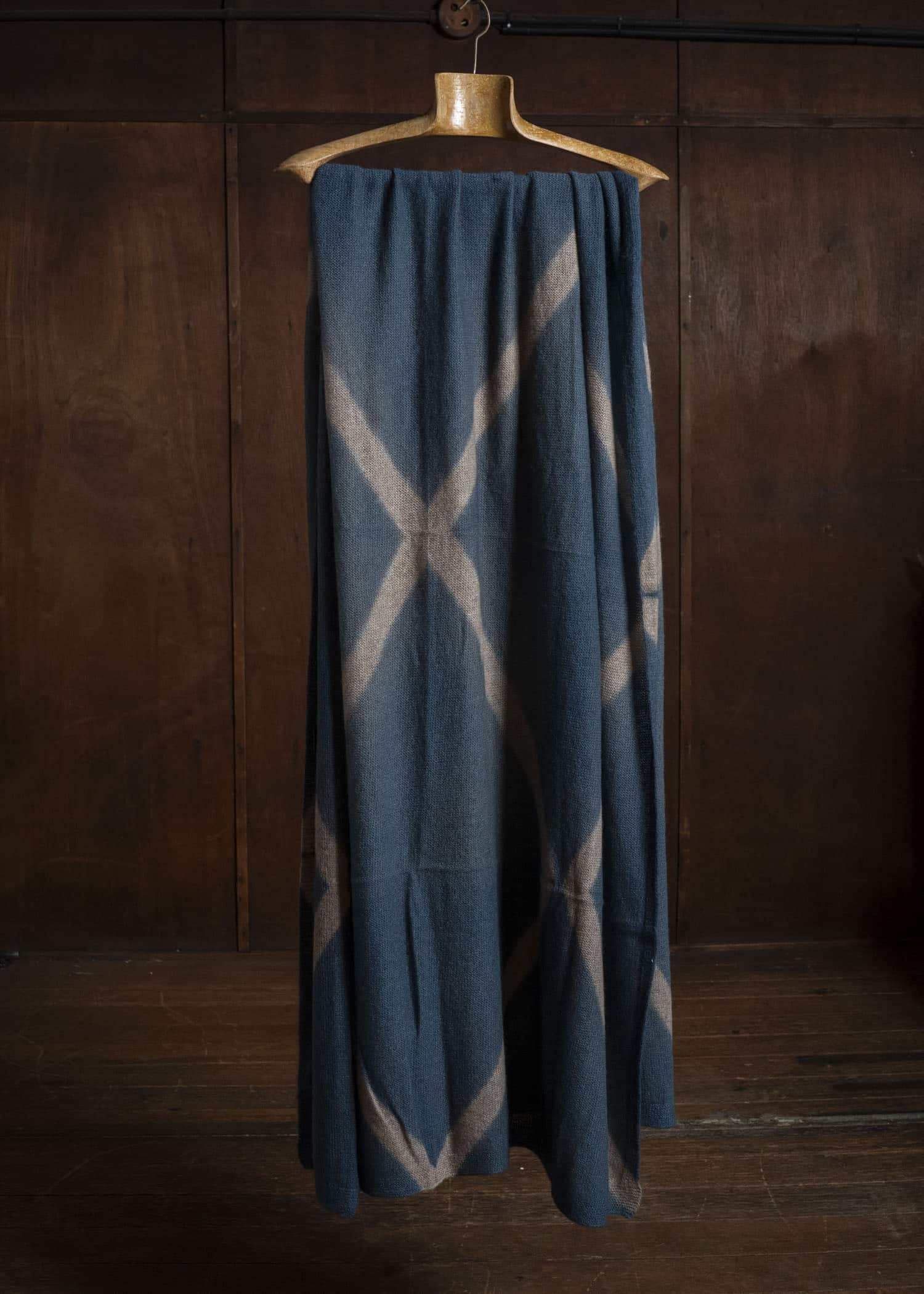 SUZUSAN 0024K-525 Cashmere Knit Shawl itajime shibori X 2265 Dark Blue - Light Coffee