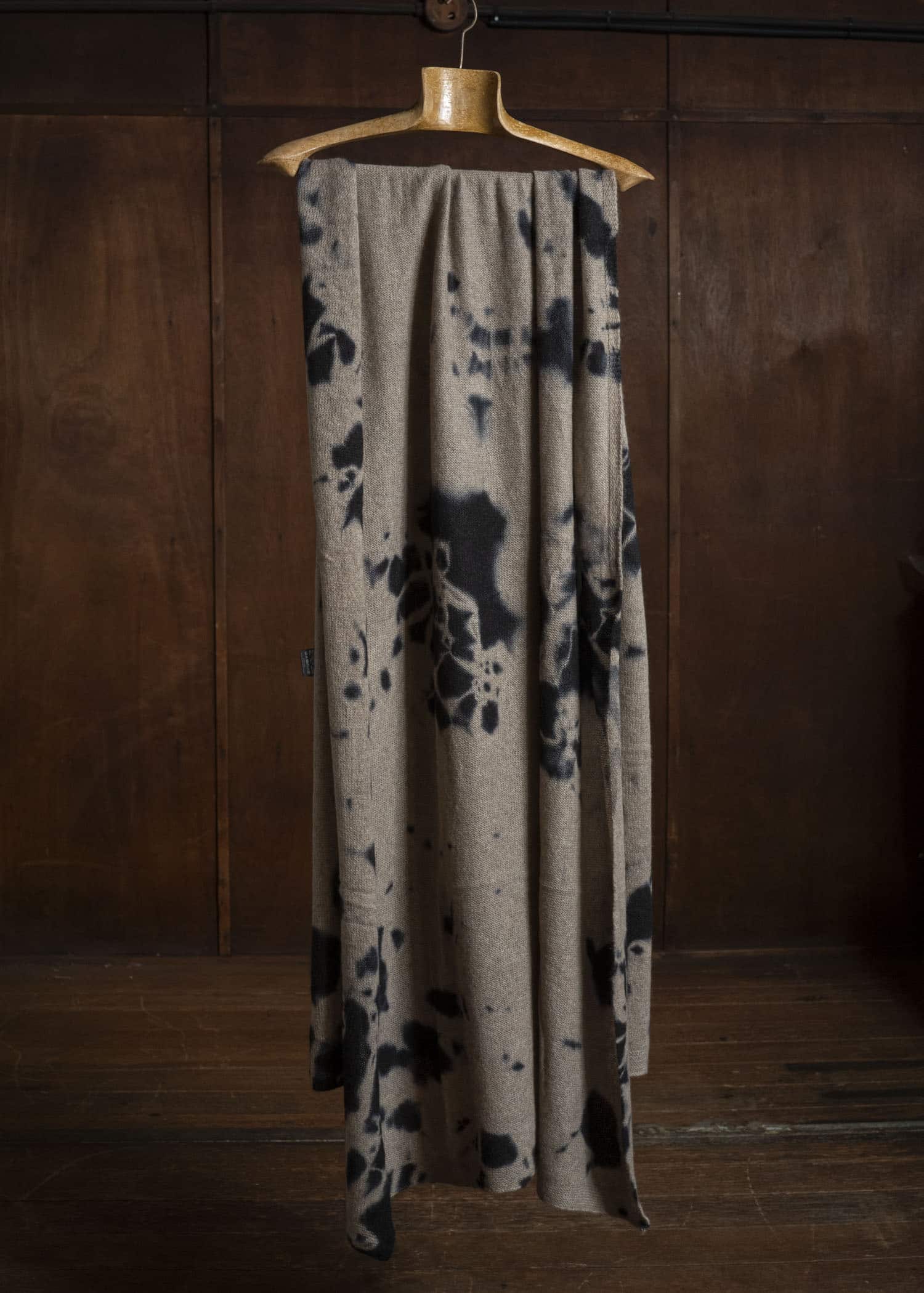 SUZUSAN 0024K-010 Cashmere Knit Shawl Madara Shibori 1065 Black - light Coffee