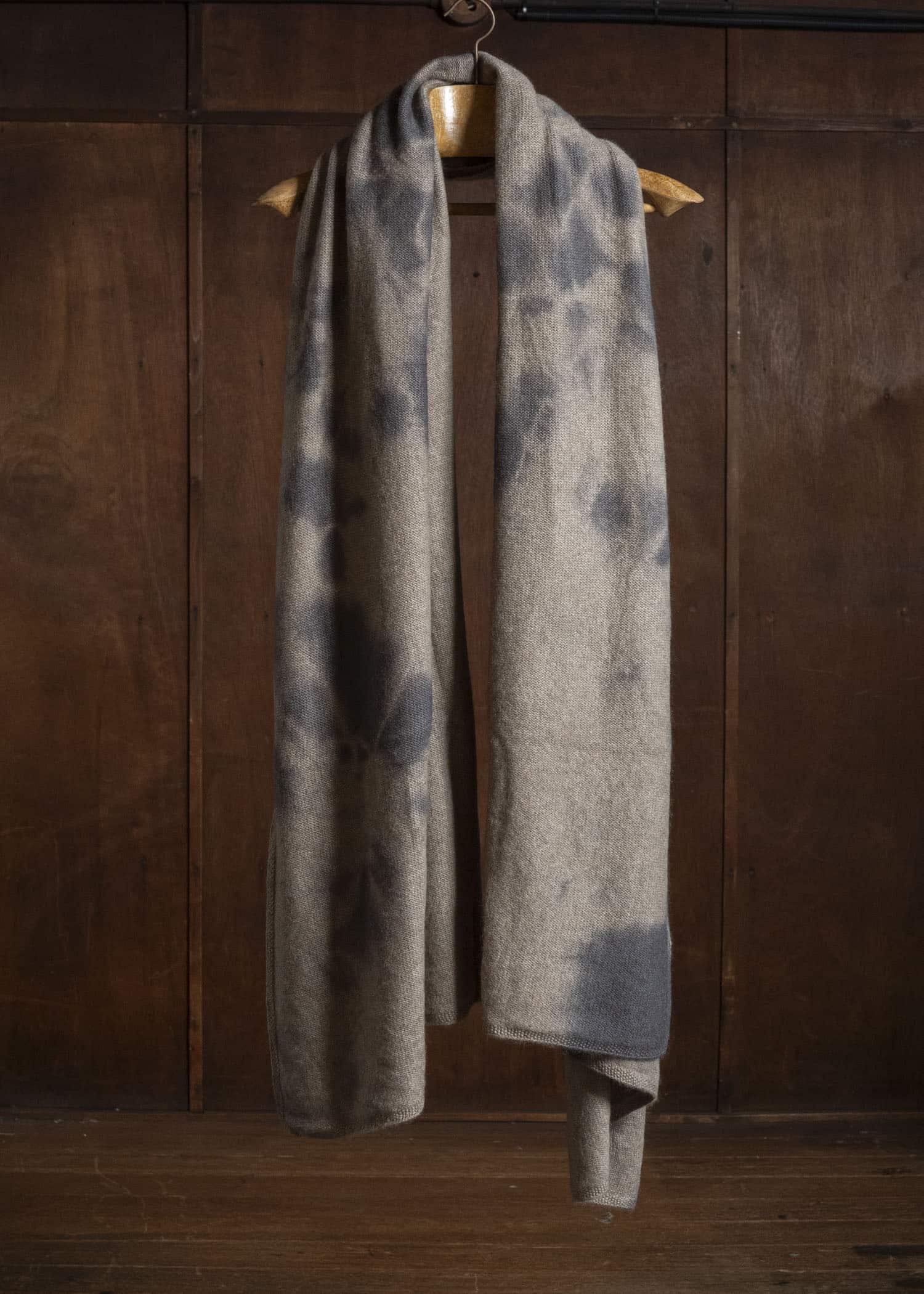 SUZUSAN 0025K-010 Cashmere Knit Travel Shawl Madara Shibori 1365 Silver Grey - Light Coffee