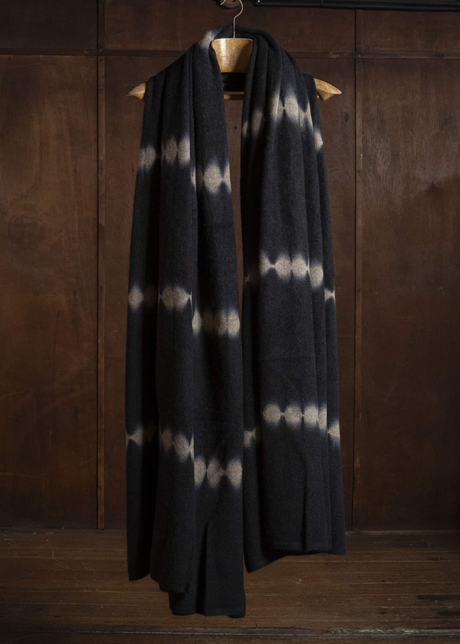 SUZUSAN 1006K-440 Cashmere Knit Throw Nuisuji Shibori 1065 Black - Light Coffee
