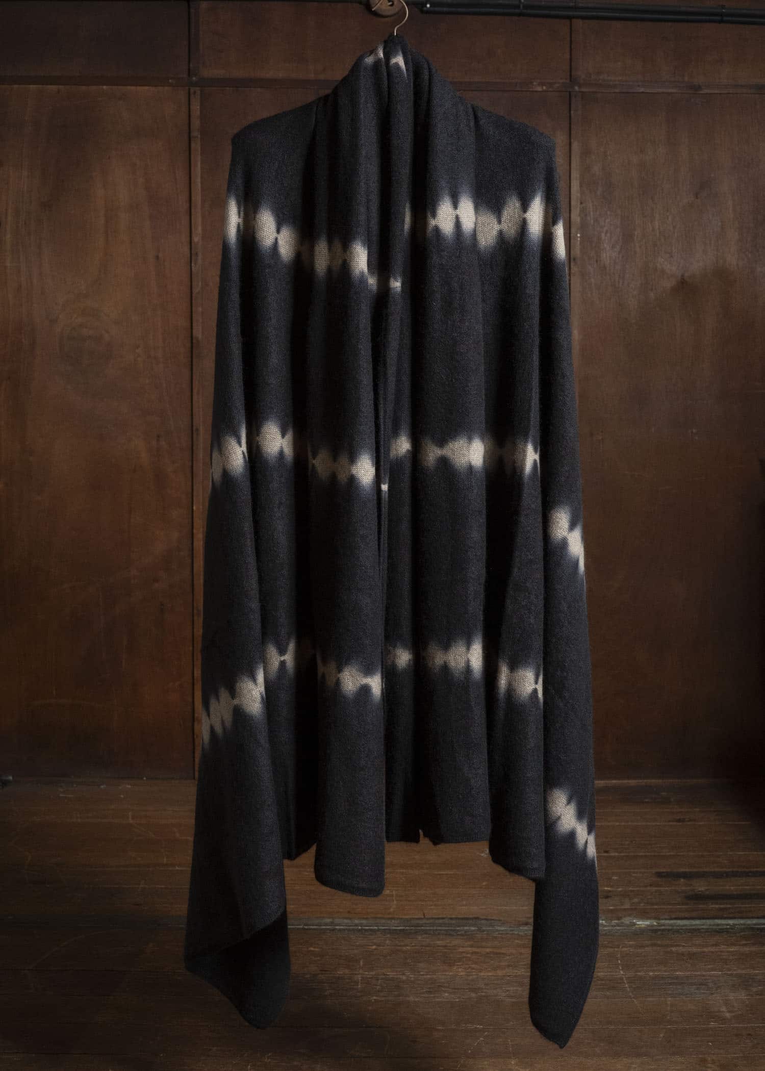 SUZUSAN 1006K-440 Cashmere Knit Throw Nuisuji Shibori 1065 Black - Light Coffee