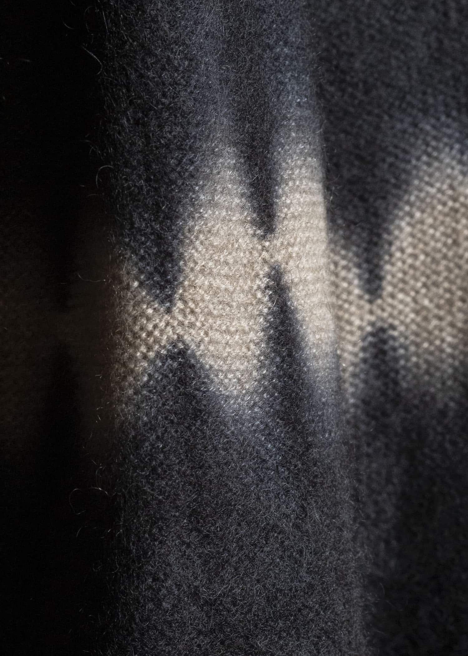 SUZUSAN 1006K-440 Cashmere Knit Throw Nuisuji Shibori 1065 Black - Light Coffee