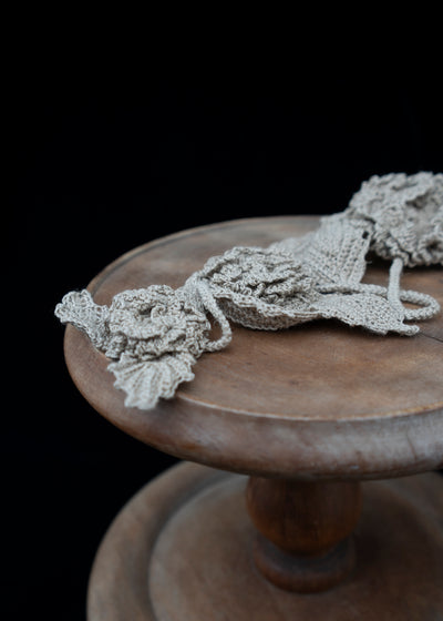 HEōS CARNATION LONG CORSAGE