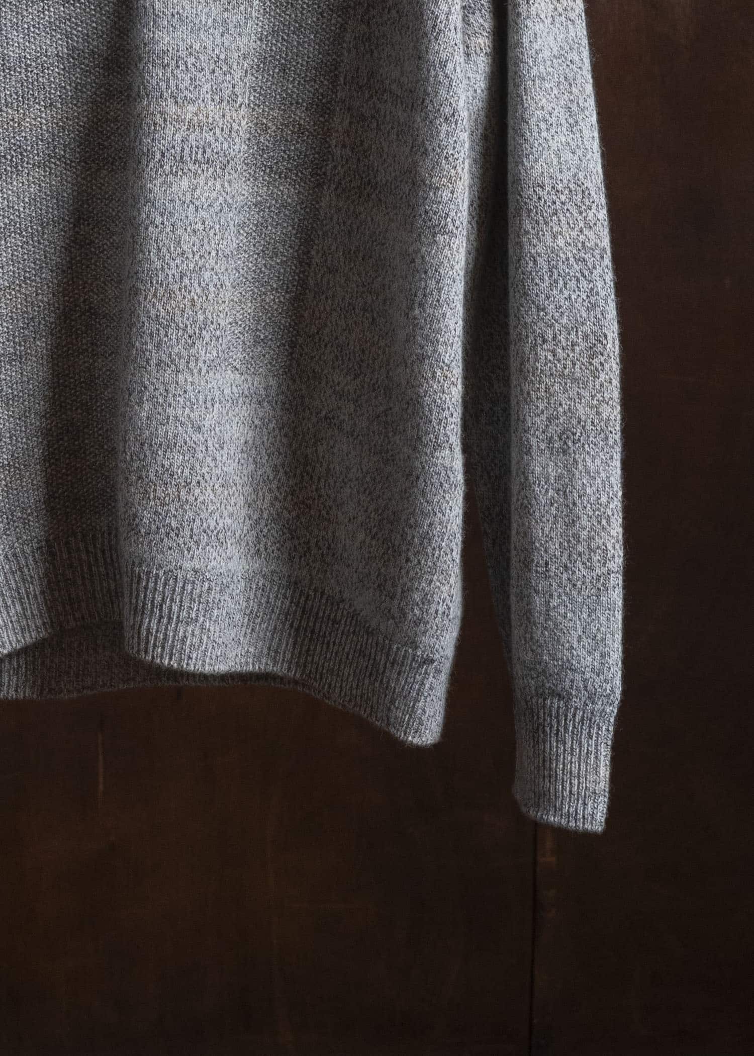 amachi. AY19K-4089 Gradation LOI Knit White Gray