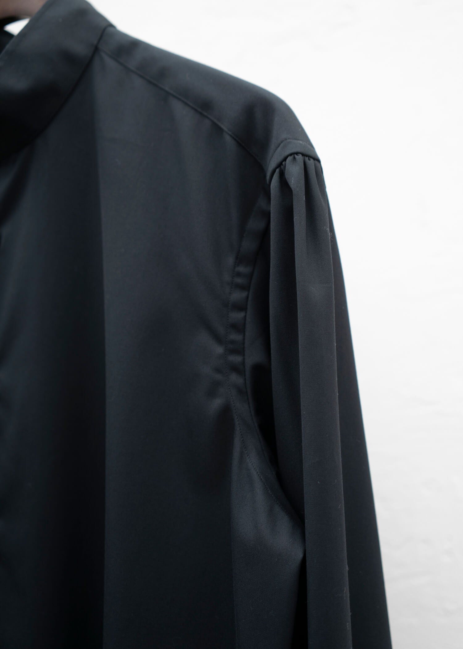 ZIIIN  """"""""KAFKA"""""""" STAND COLLAR GATHER SHIRT / BLACK