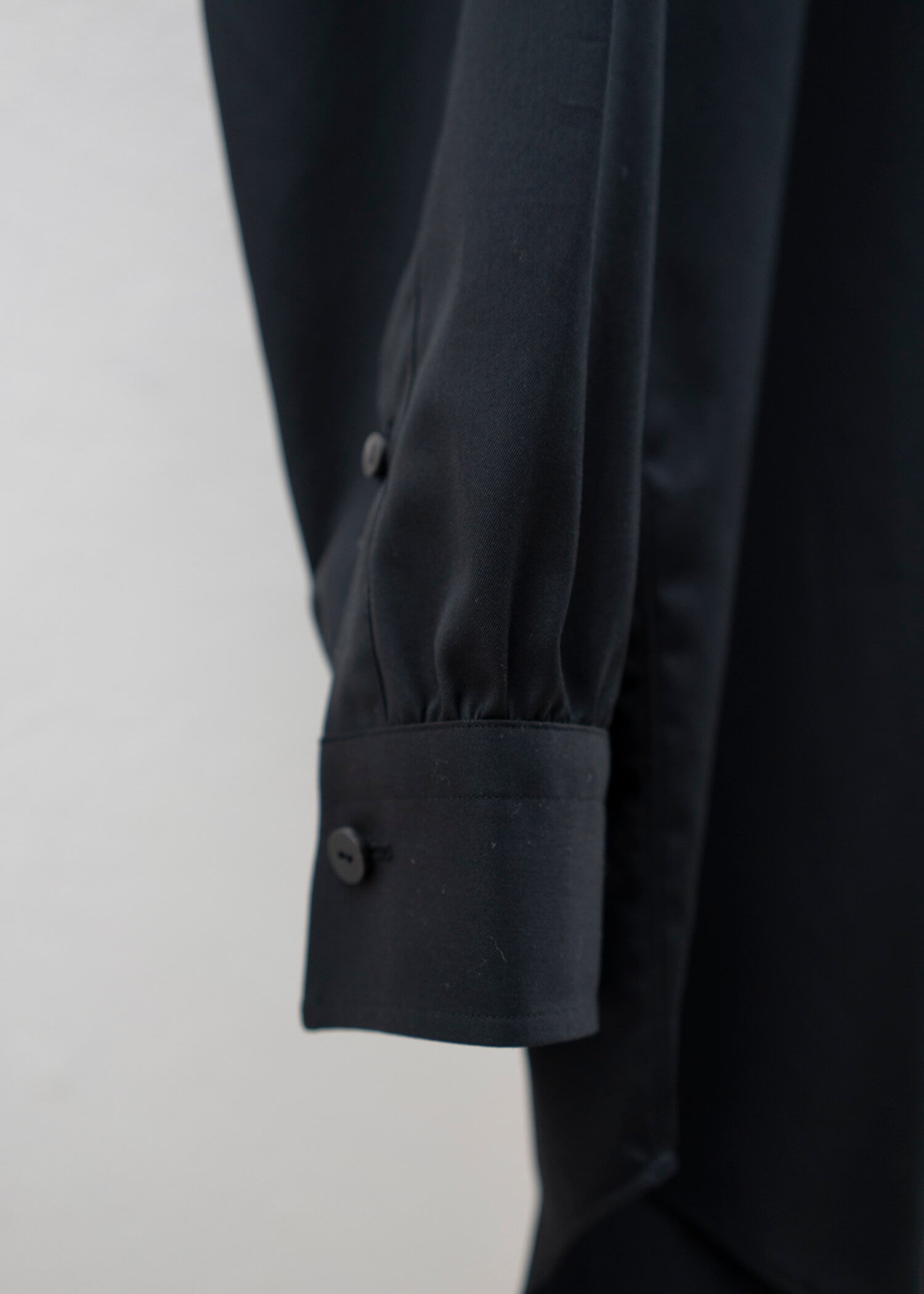 ZIIIN  """"""""KAFKA"""""""" STAND COLLAR GATHER SHIRT / BLACK