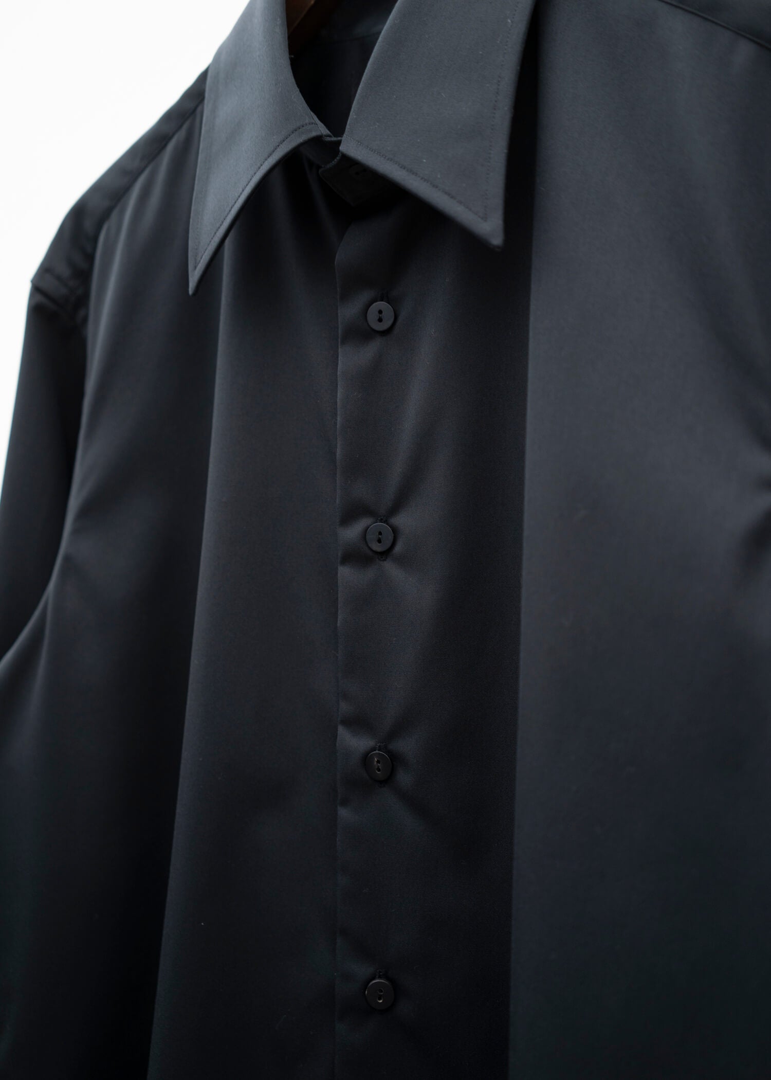 ZIIIN """"""""BEARSLEY"""""""" LONG POINT COLLAR SHIRT / BLACK