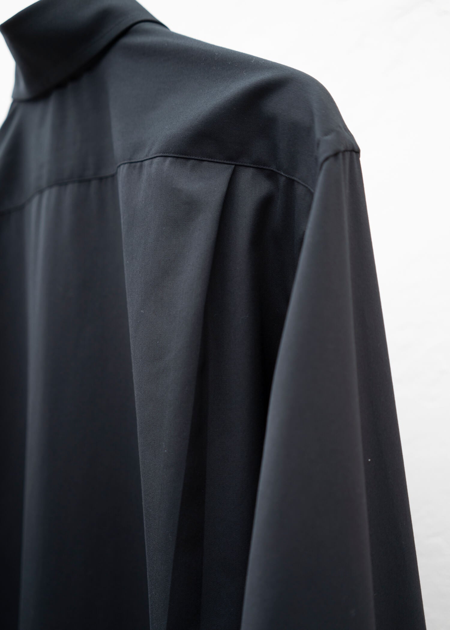 ZIIIN """"""""BEARSLEY"""""""" LONG POINT COLLAR SHIRT / BLACK