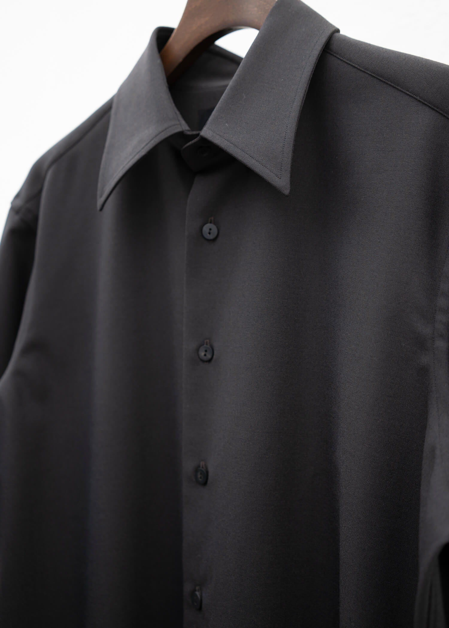 ZIIIN  """"""""BEARSLEY"""""""" LONG POINT COLLAR SHIRT / DARK BROWN