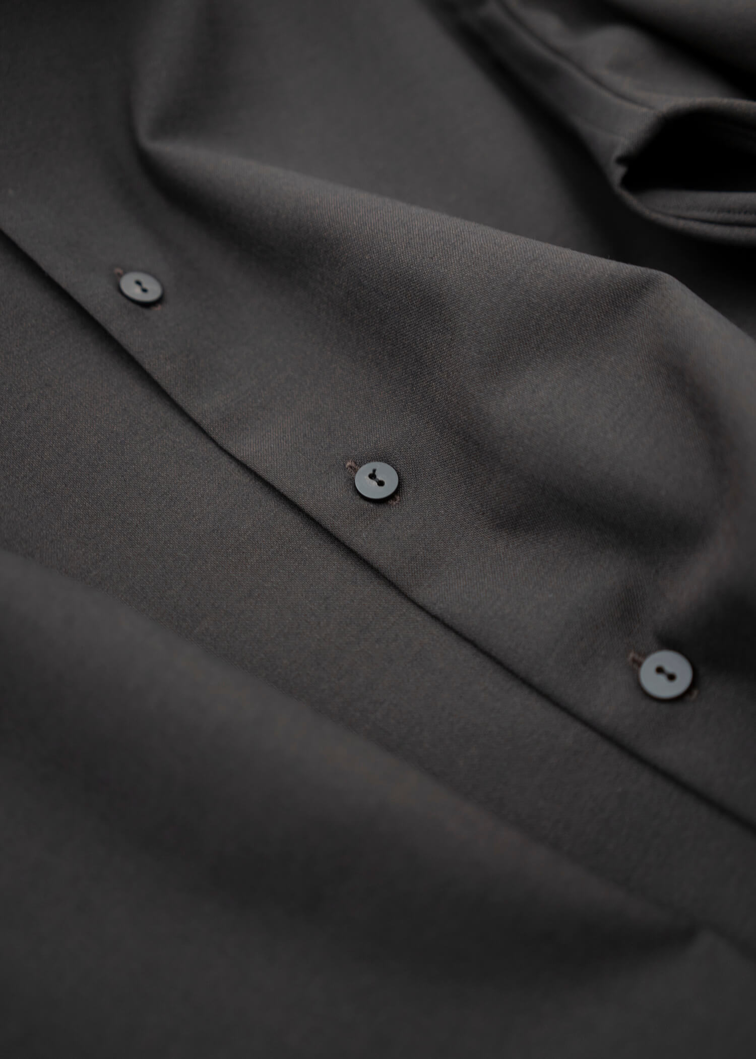 ZIIIN """"""""BEARSLEY"""""""" LONG POINT COLLAR SHIRT / DARK BROWN