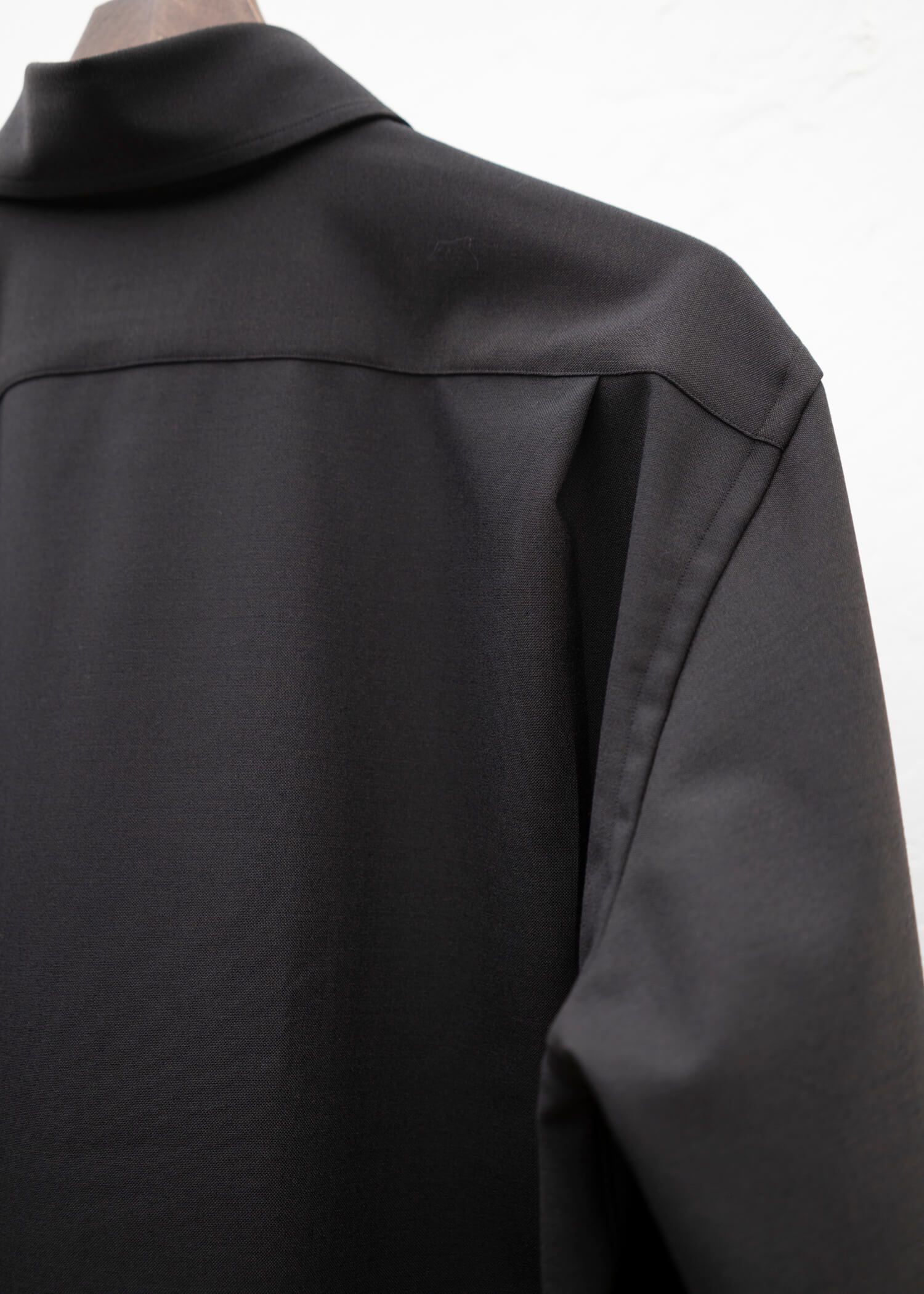 ZIIIN """"""""BEARSLEY"""""""" LONG POINT COLLAR SHIRT / DARK BROWN