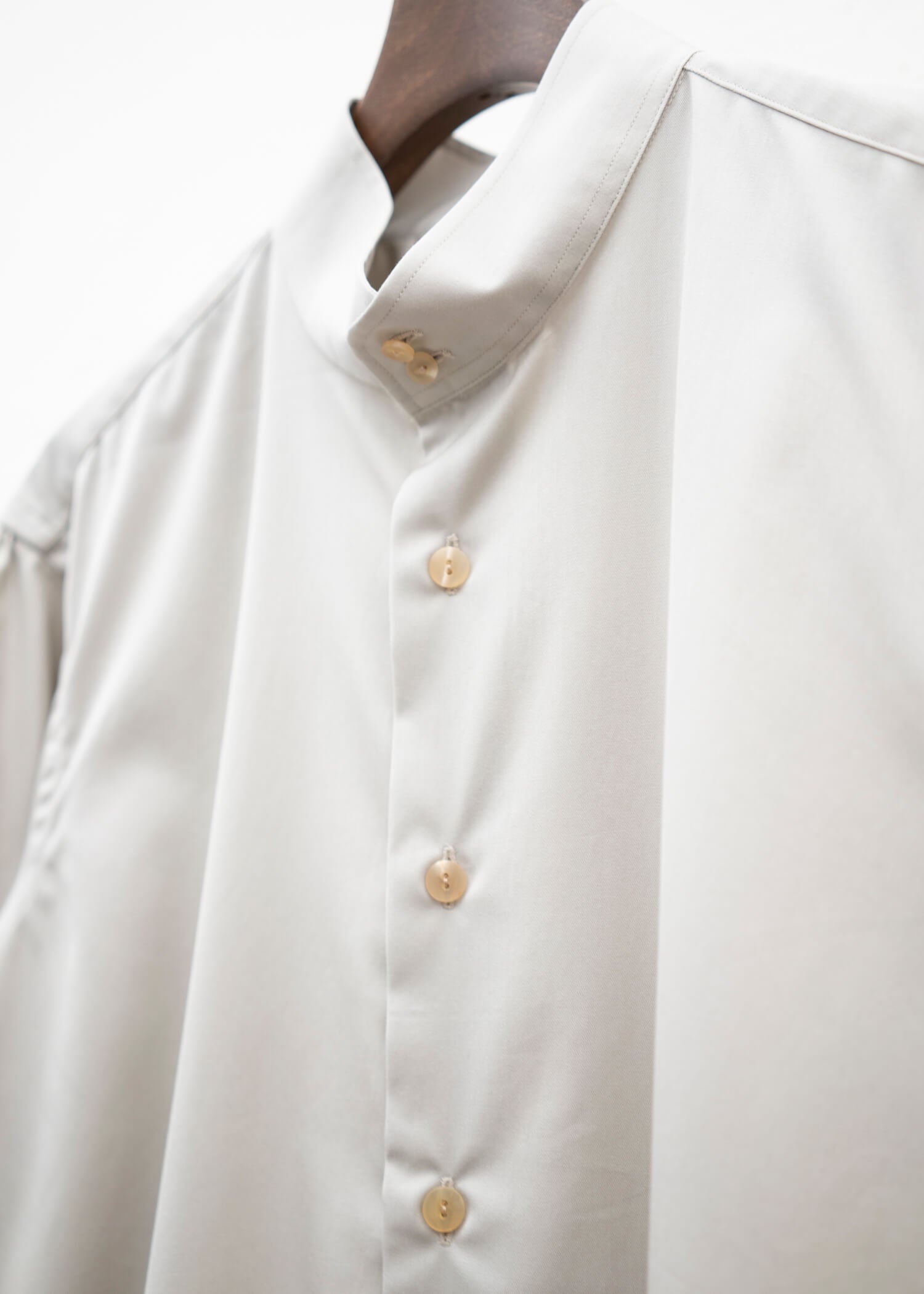 ZIIIN KAFKA STAND COLLAR GATHER SHIRT / GREIGE