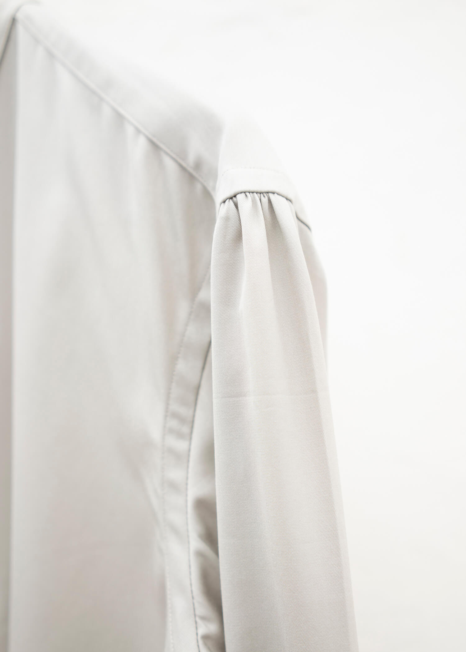 ZIIIN KAFKA STAND COLLAR GATHER SHIRT / GREIGE