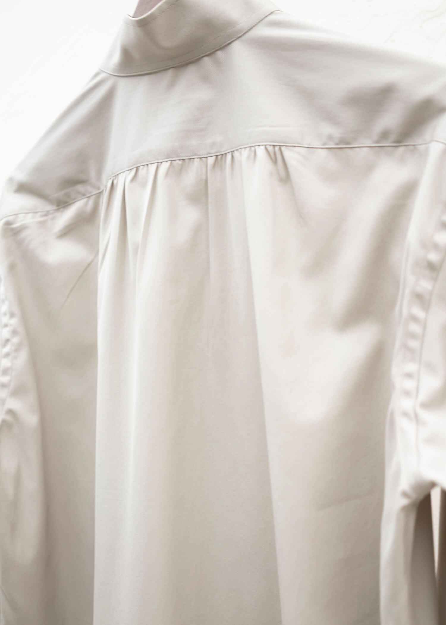 ZIIIN KAFKA STAND COLLAR GATHER SHIRT / GREIGE