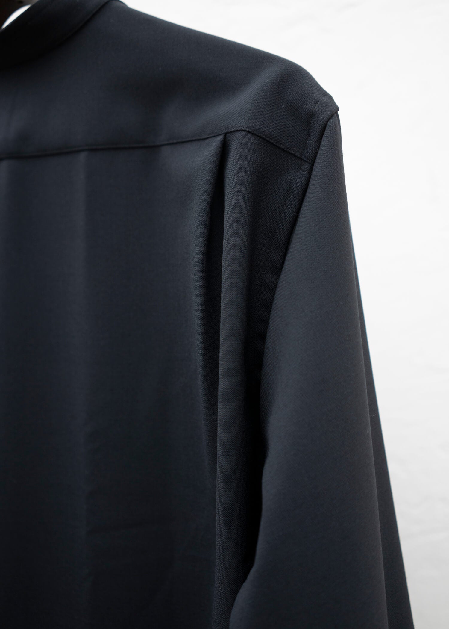 ZIIIN KOHBOU HENRY NECK SHIRT / BLACK
