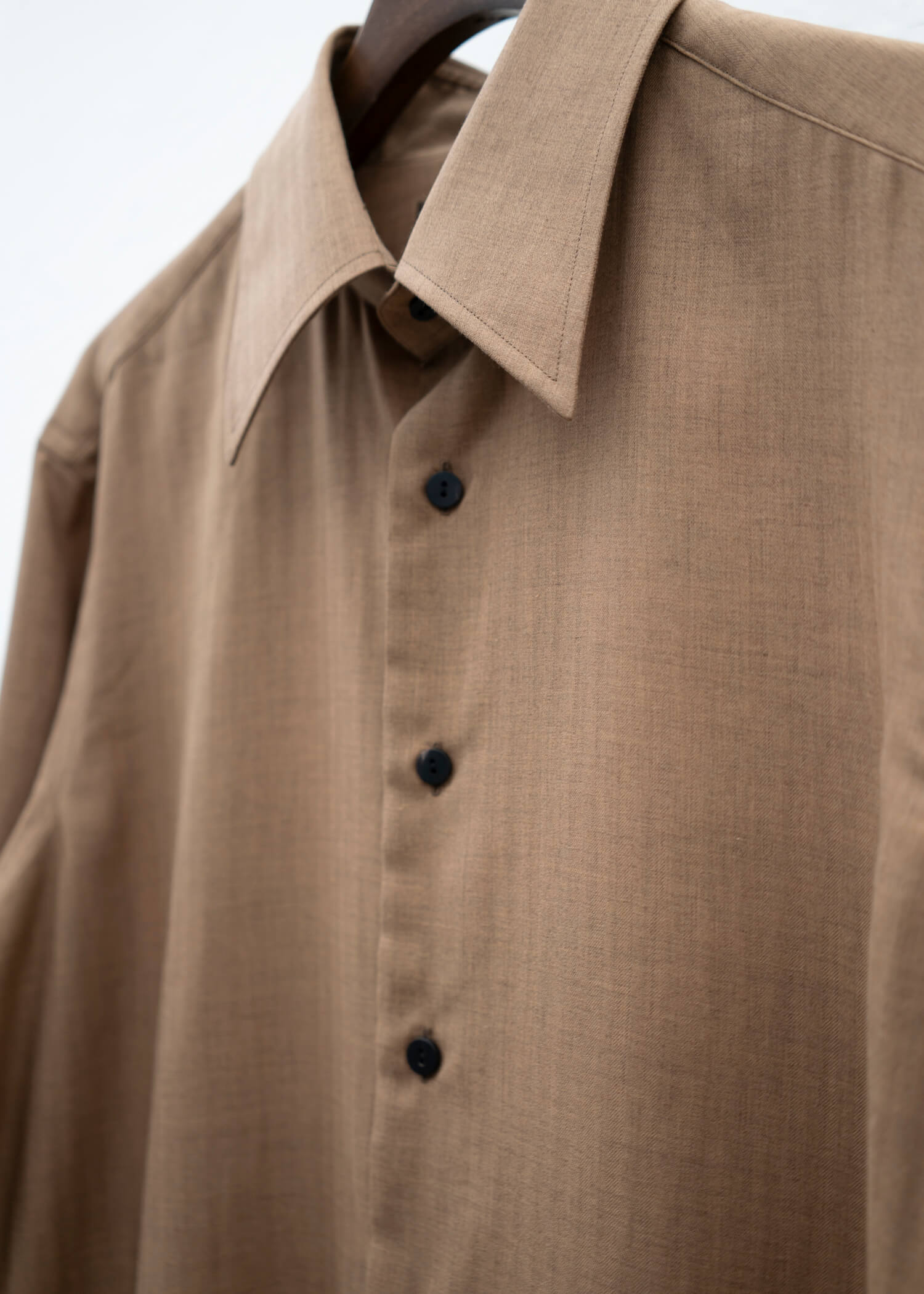 ZIIIN """"""""BEARSLEY"""""""" LONG POINT COLLAR SHIRT / TWILL HERRINBONE