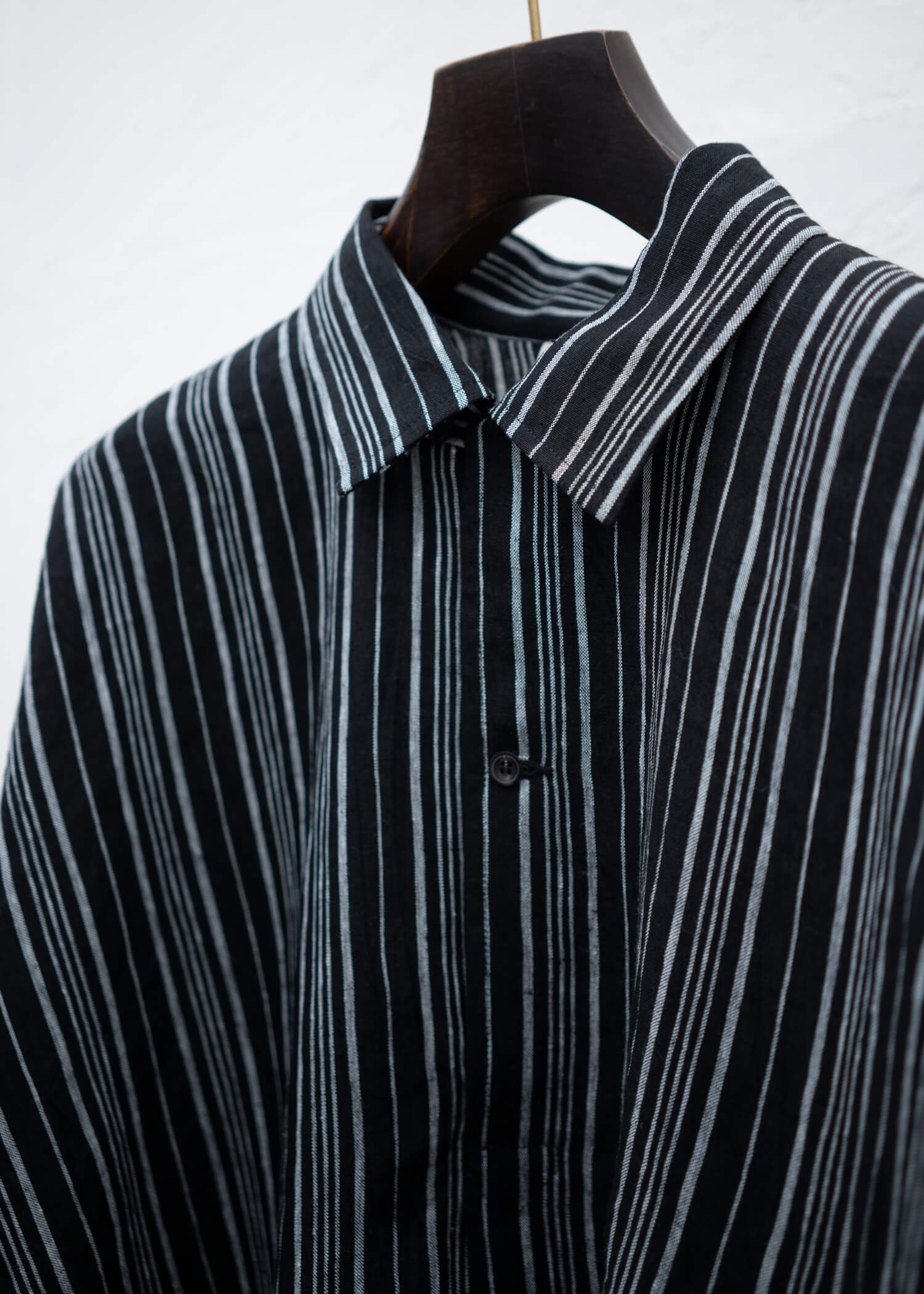 JAN-JAN VAN ESSCHE "SHIRT#94" LOOP COLLAR MID LENGTHSHIRT CONTRAST STRIPE