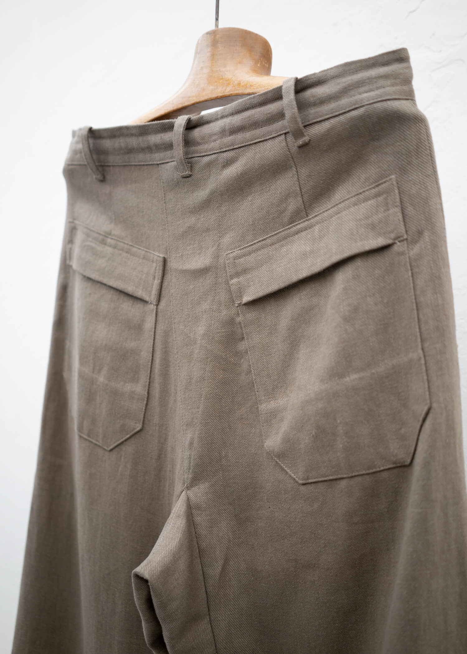 JAN-JAN VAN ESSCHE "TROUTHERS#72" CHINO STYLETROUSERS