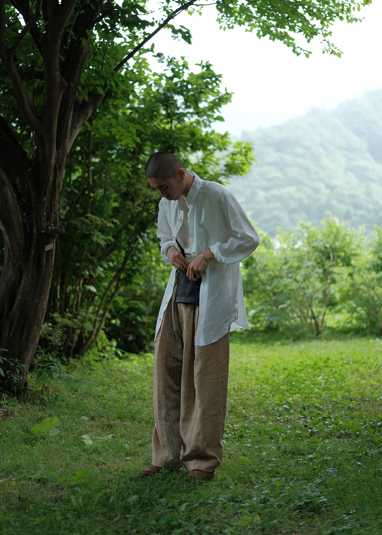 ZIIIN KAFKA STAND COLLAR GATHER SHIRT / WHITE