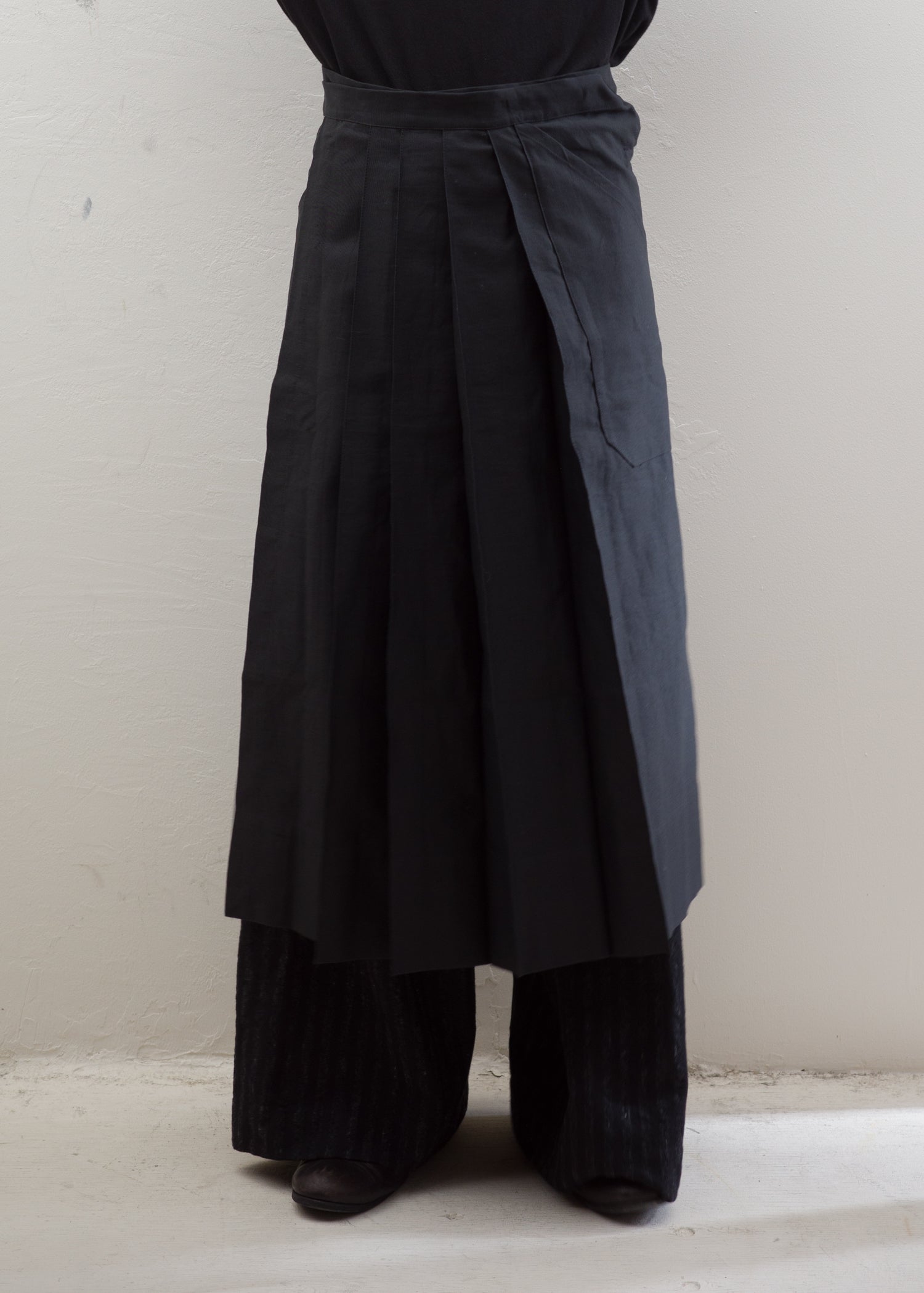 JAN-JAN VAN ESSCHE "APRON#5" BLACK COTTON HEMP DENSE