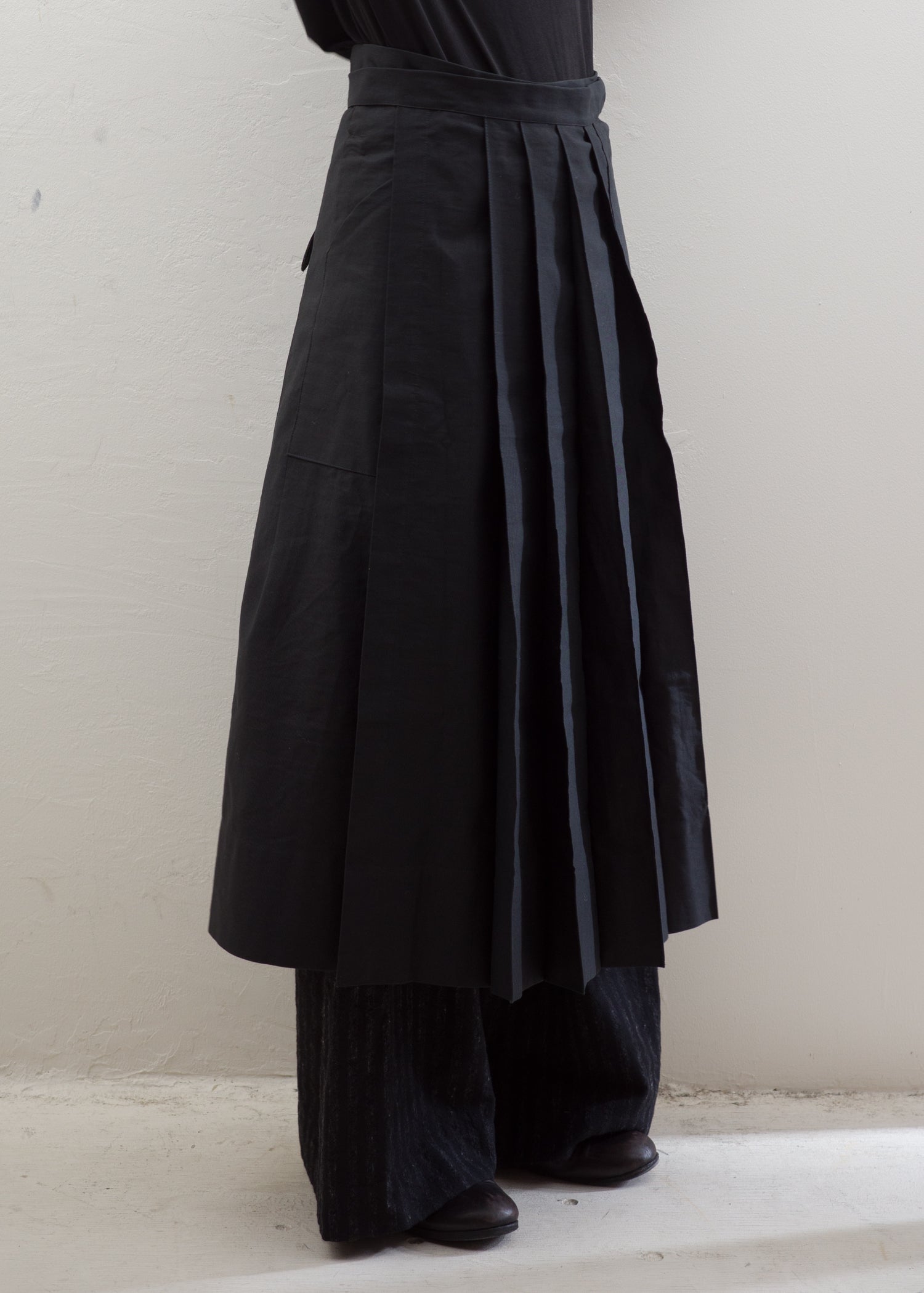 JAN-JAN VAN ESSCHE "APRON#5" BLACK COTTON HEMP DENSE