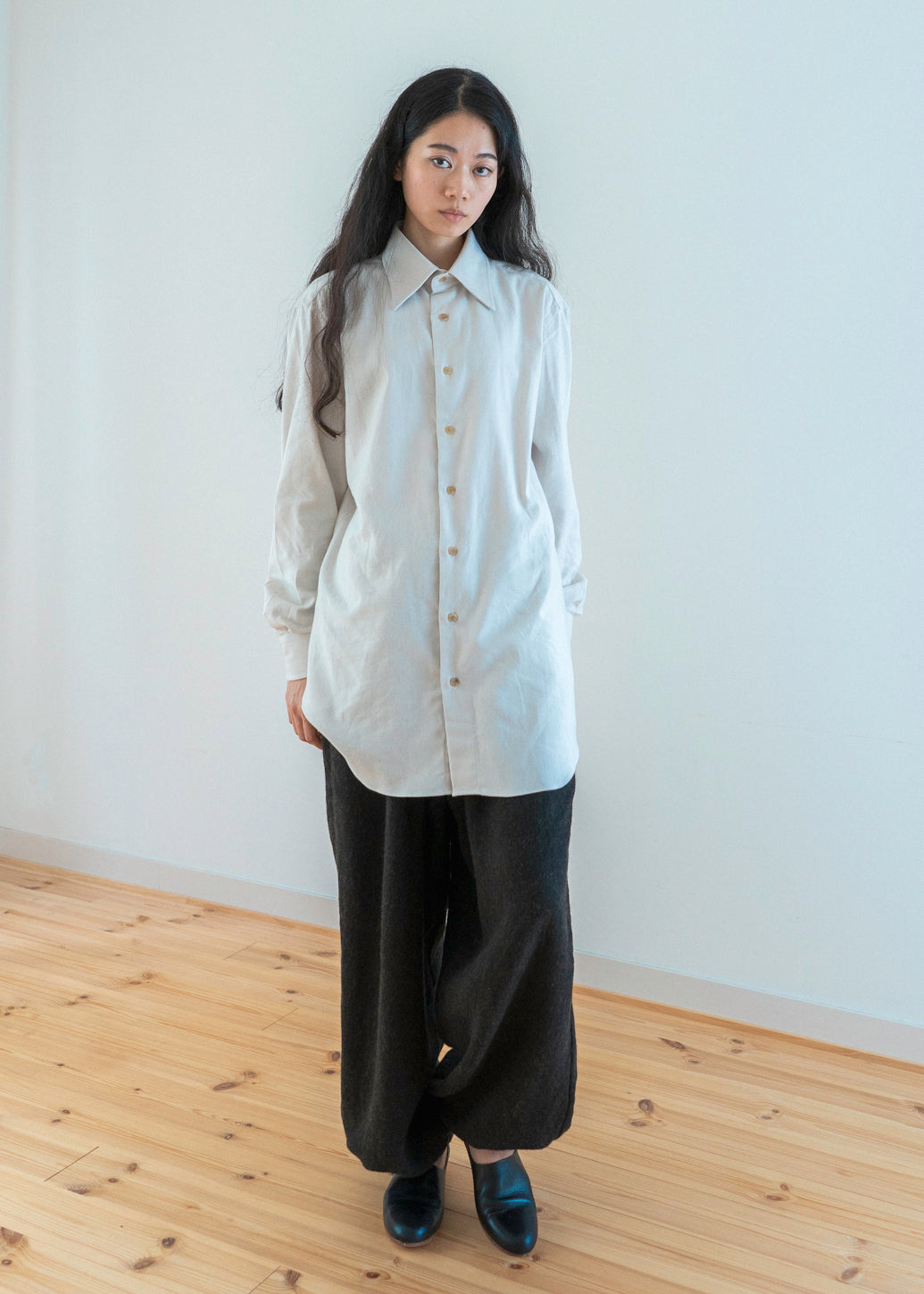 ZIIIN """"""""BEARSLEY"""""""" LONG POINT COLLAR SHIRT / KINARI