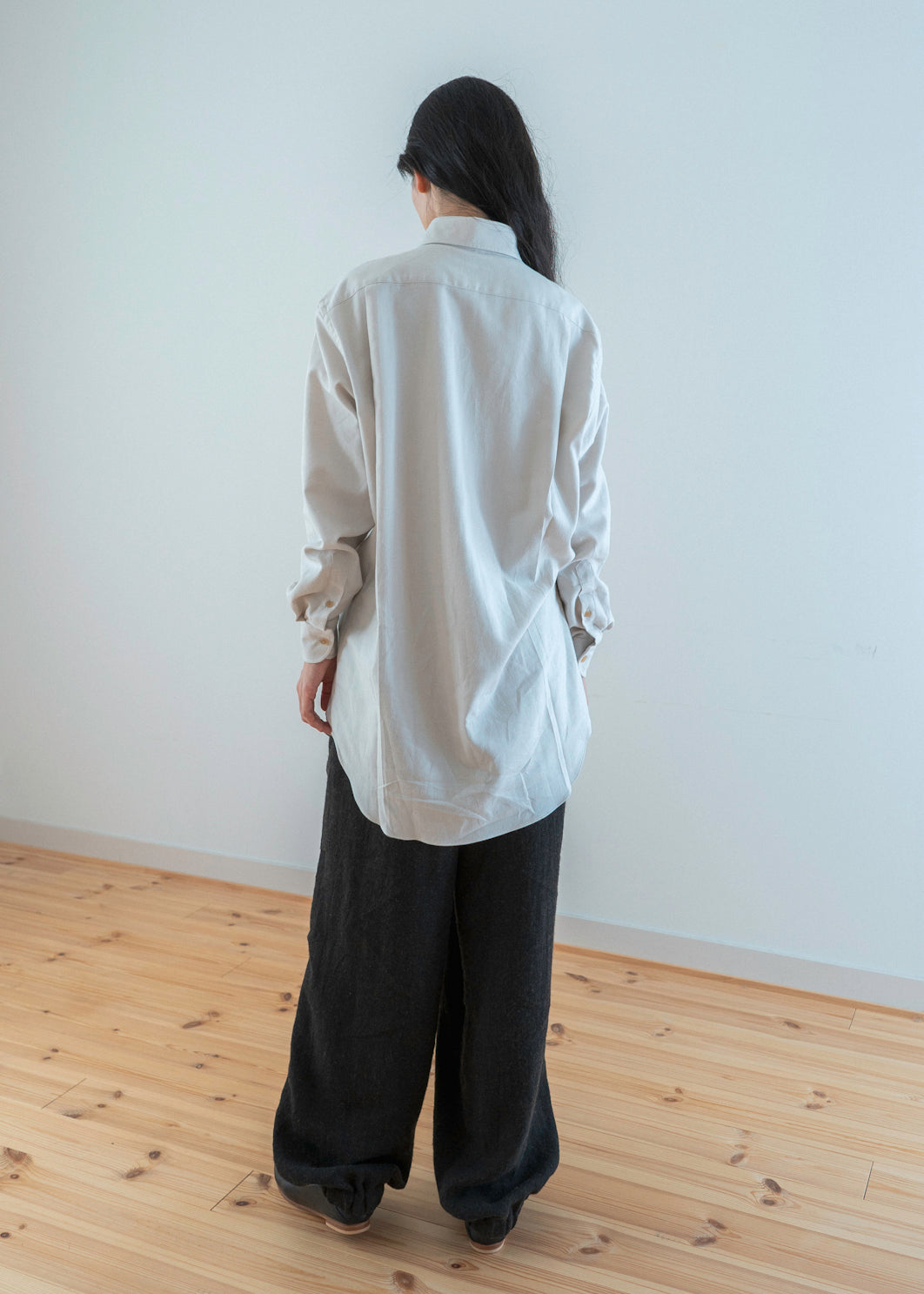 ZIIIN """"""""BEARSLEY"""""""" LONG POINT COLLAR SHIRT / KINARI