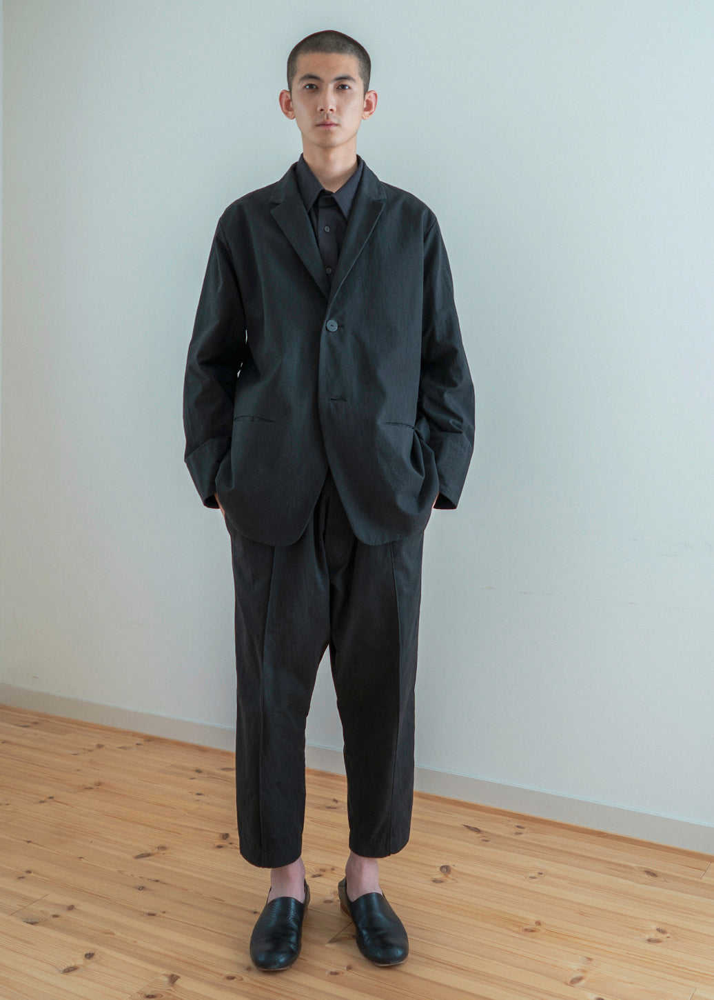 ZIIIN """"""""BEARSLEY"""""""" LONG POINT COLLAR SHIRT / BLACK