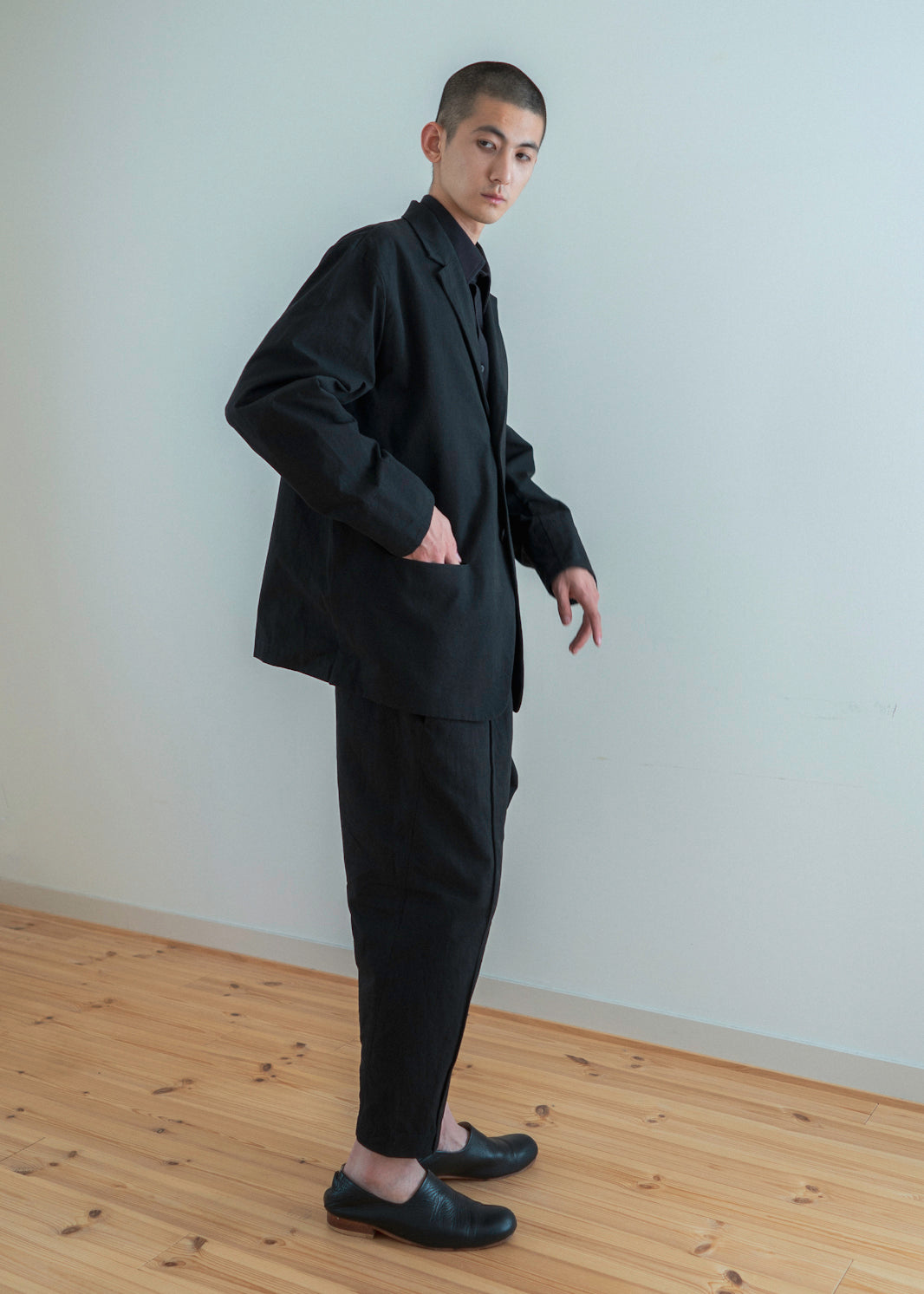 ZIIIN """"""""BEARSLEY"""""""" LONG POINT COLLAR SHIRT / BLACK