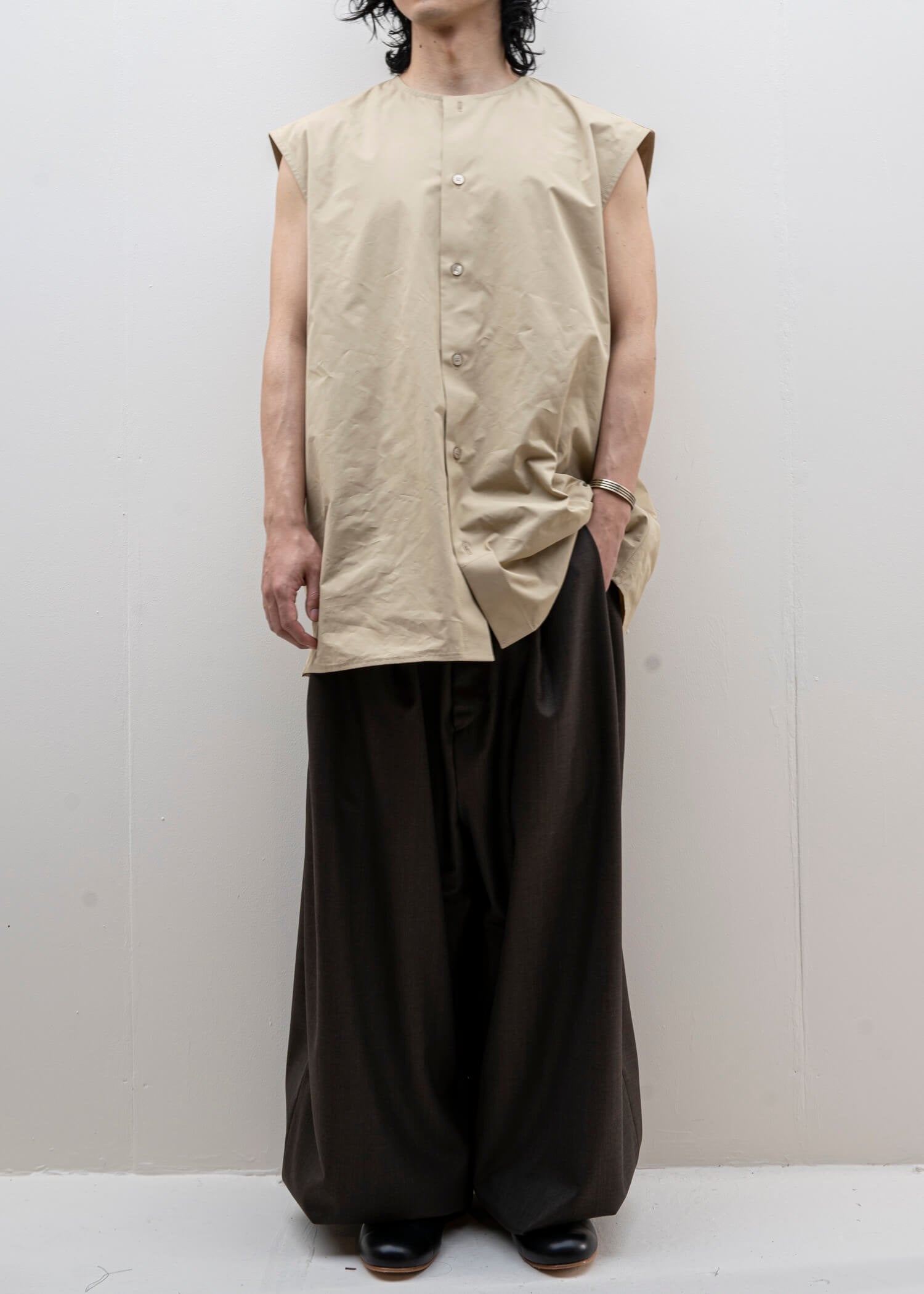 HED MAYNER / SLEEVELESS BUTTON SHIRT / BEIGE COTTON