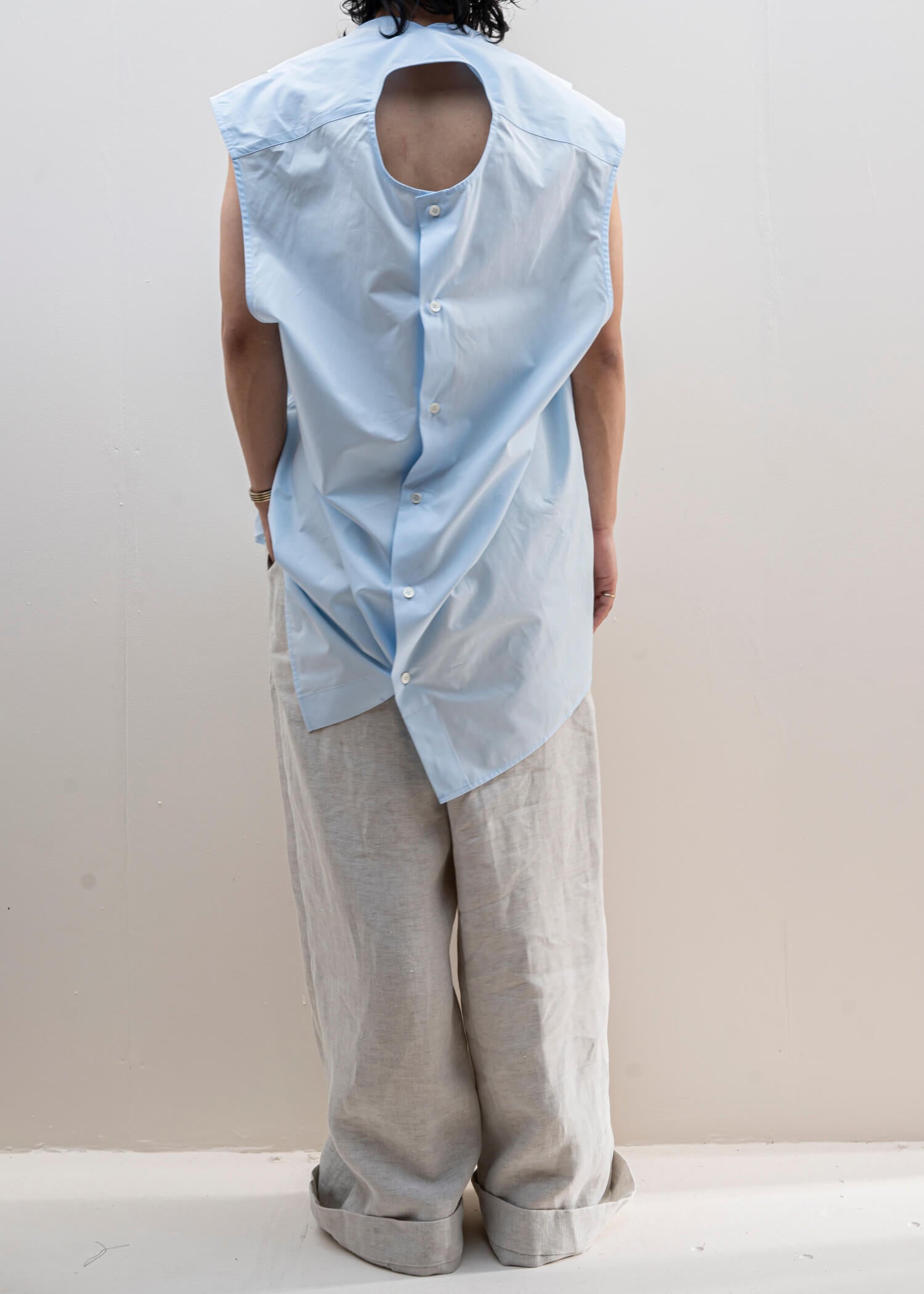 HED MAYNER / SLEEVELESS BUTTON SHIRT / BABY BLUE