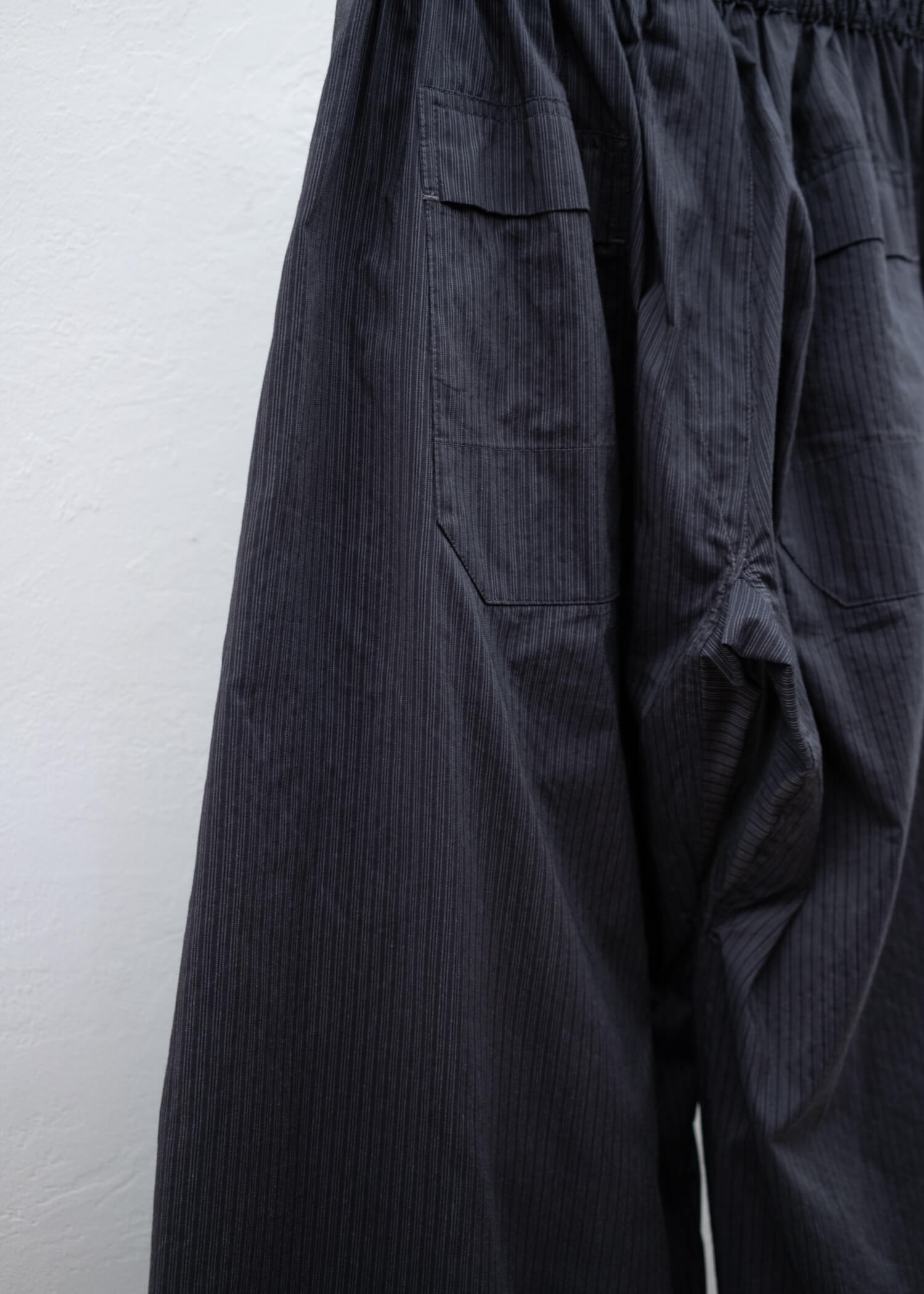 JAN-JAN VAN ESSCHE "TROUSERS#77" LOOSE FIT SINGLE PLEATED TROUSERS ANTHRACITE RIDGED STRIPED SHIRTING