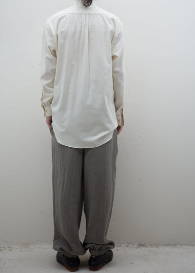 ZIIIN "KAFKA" STAND COLLAR GATHER SHIRT ORGANIC COTTON / BEIGE